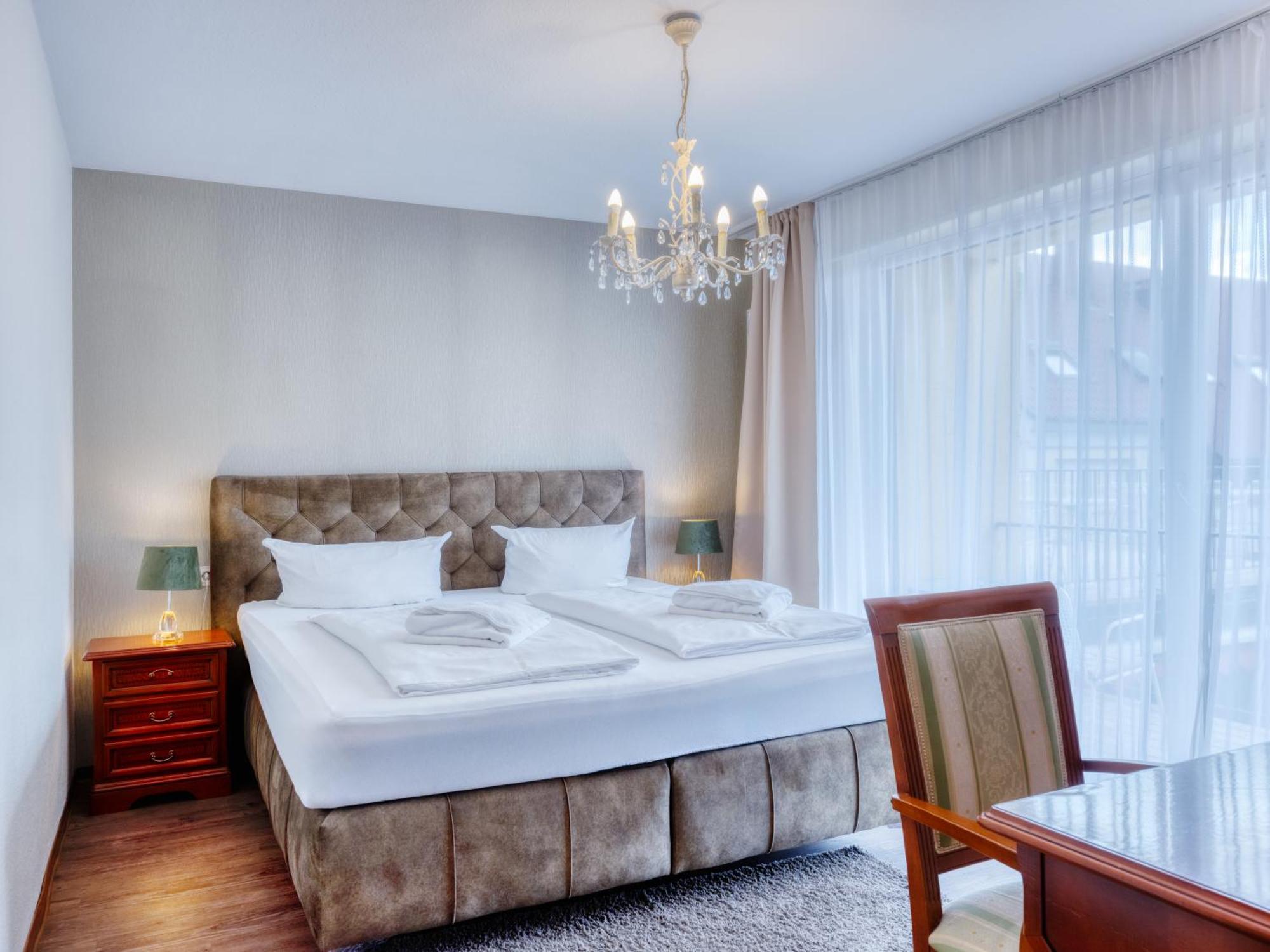 Hotel-Restaurant Central Am Koenigshof フィールンハイム エクステリア 写真