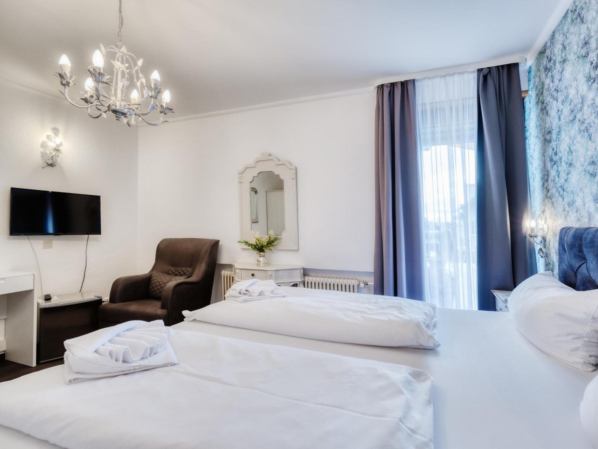 Hotel-Restaurant Central Am Koenigshof フィールンハイム エクステリア 写真