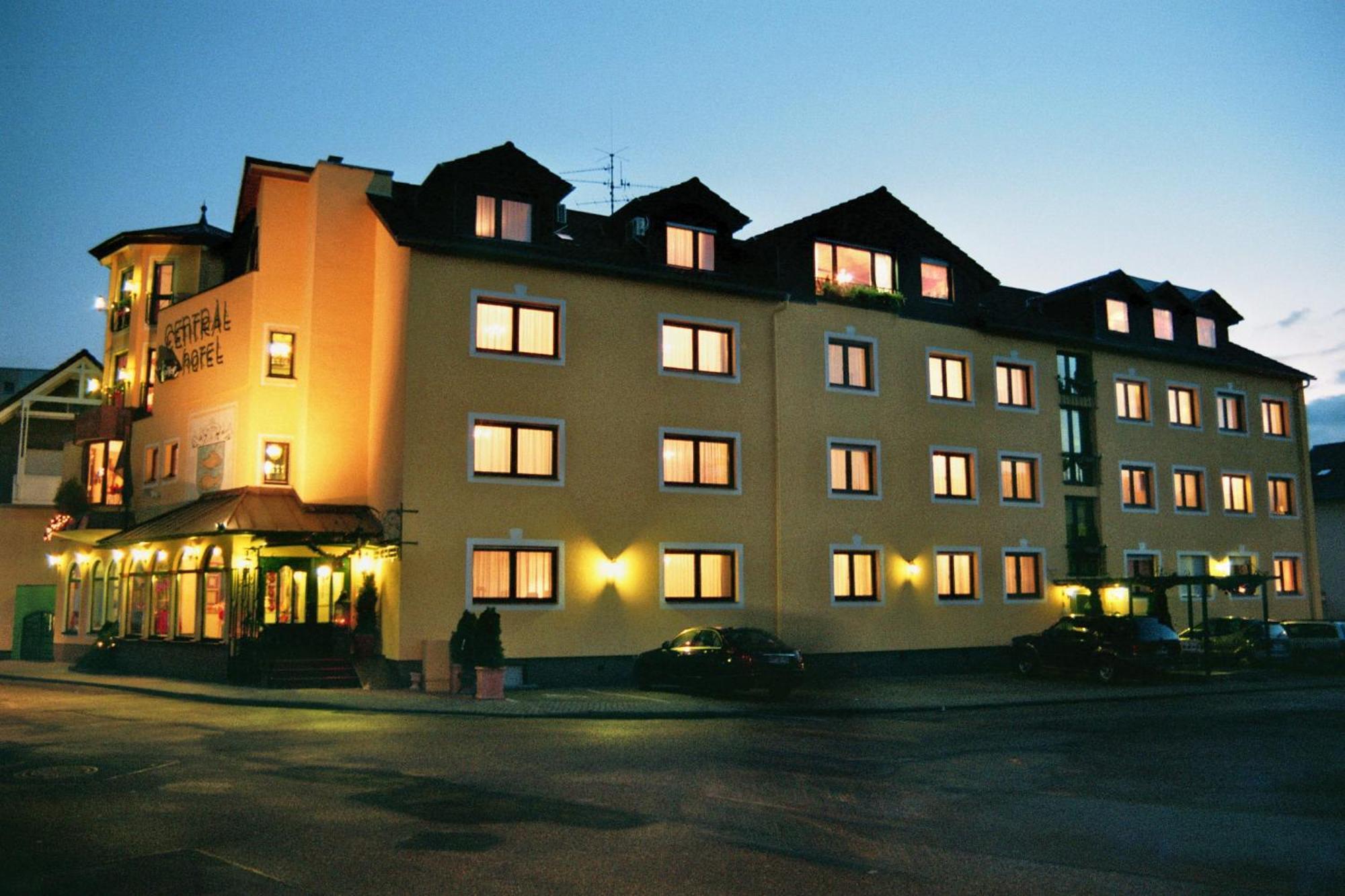 Hotel-Restaurant Central Am Koenigshof フィールンハイム エクステリア 写真