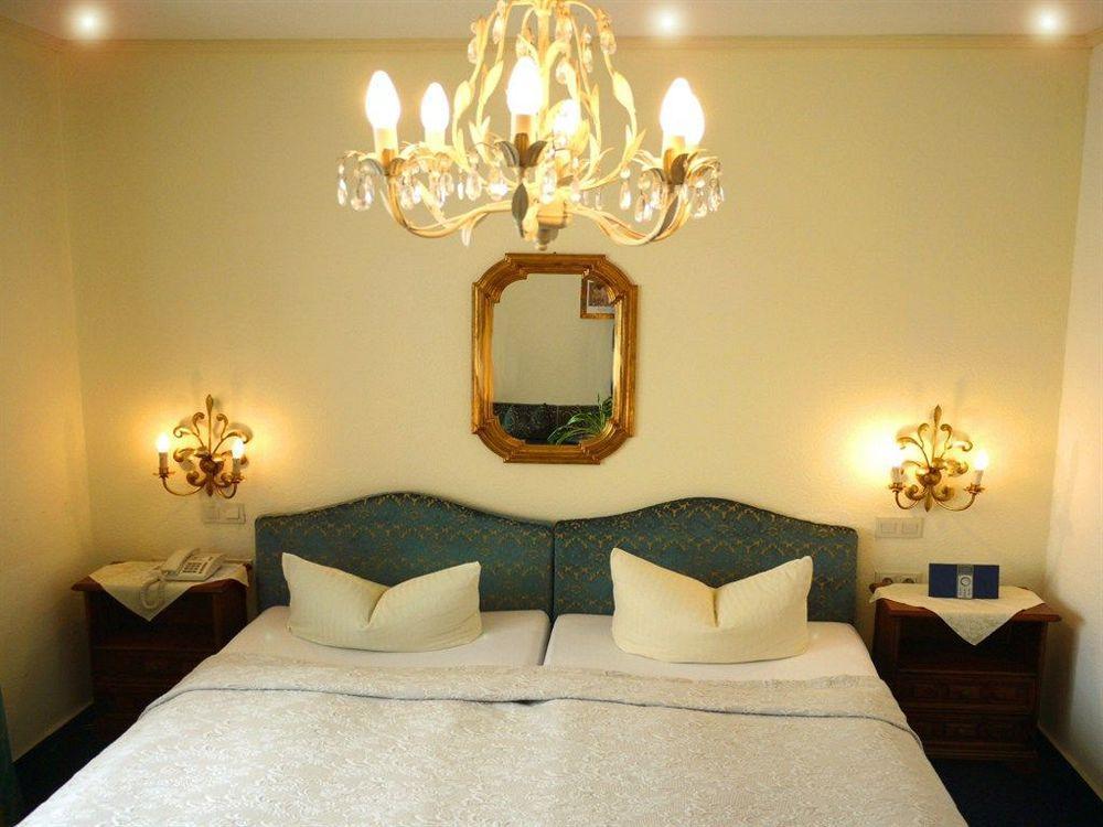 Hotel-Restaurant Central Am Koenigshof フィールンハイム エクステリア 写真