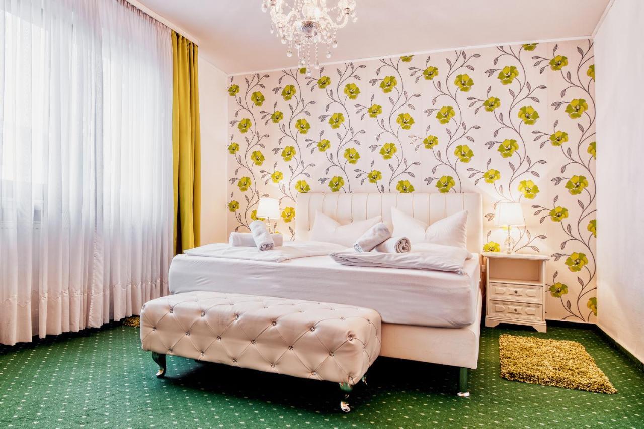 Hotel-Restaurant Central Am Koenigshof フィールンハイム エクステリア 写真