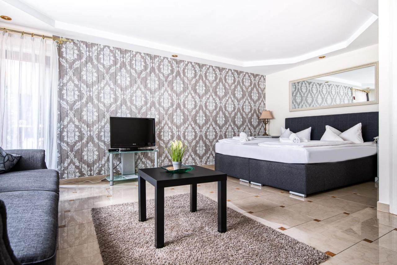 Hotel-Restaurant Central Am Koenigshof フィールンハイム エクステリア 写真